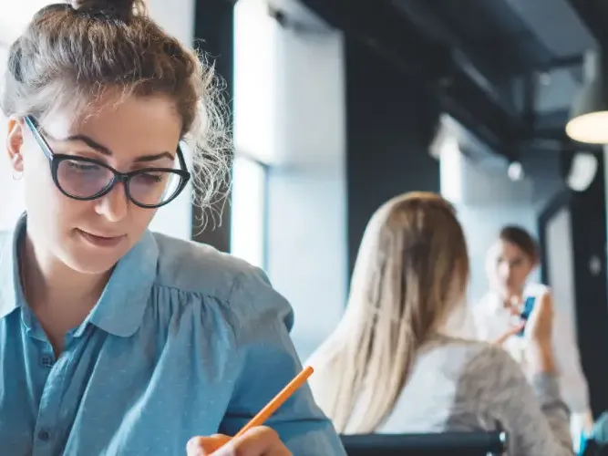 Estudiar y trabajar al mismo tiempo: claves para organizarte