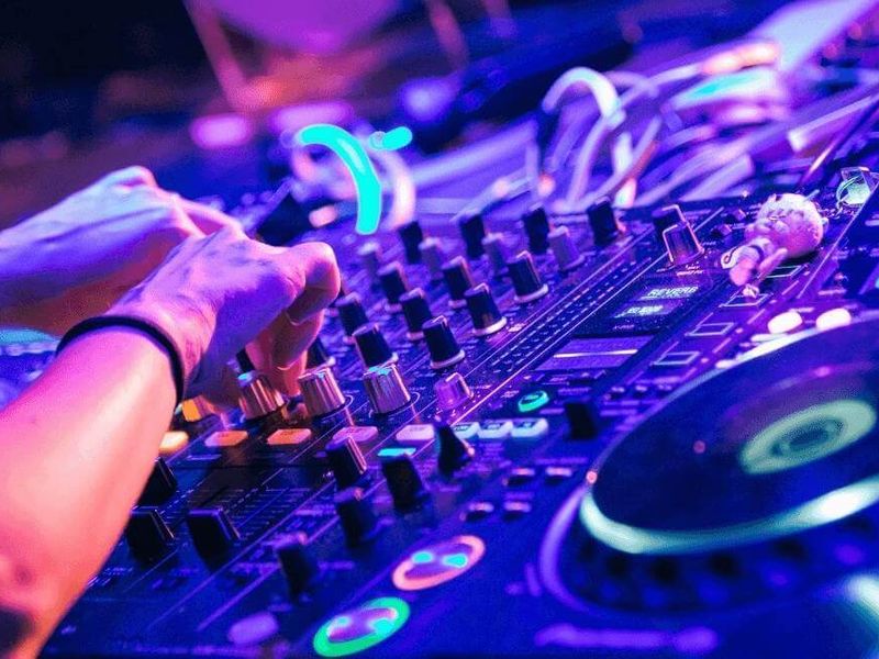 &iquest;C&oacute;mo estudiar para ser DJ? Hazlo oficial y est&uacute;dialo en FP