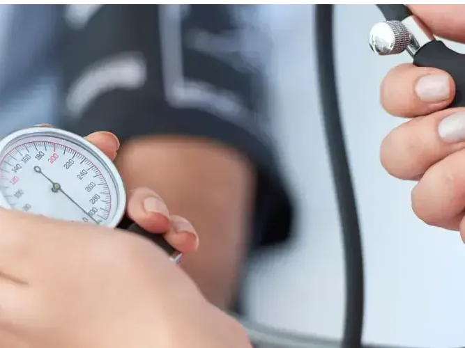 &iquest;En que brazo se toma la tensi&oacute;n?