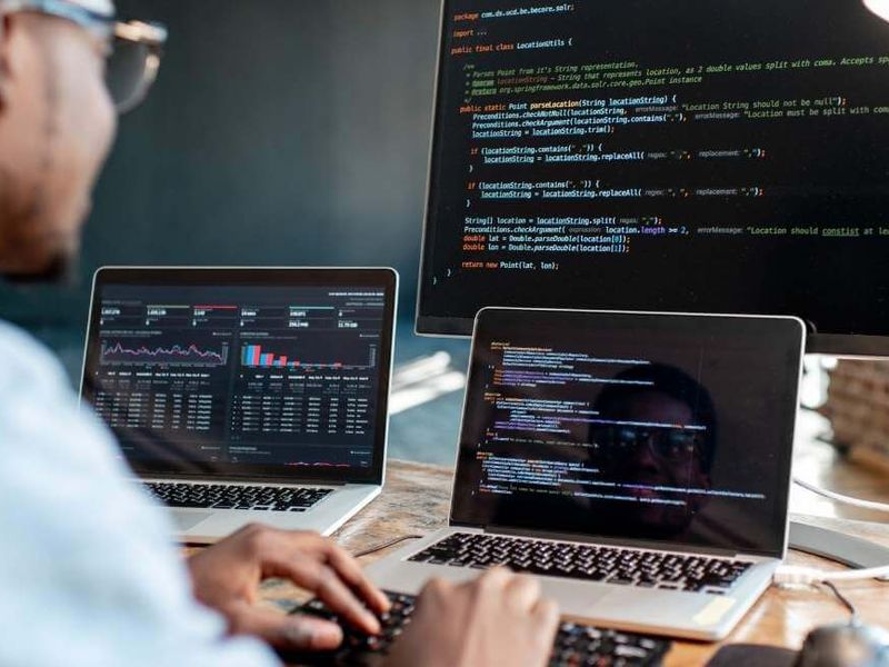 &iquest;Qu&eacute; es y cuales son las funciones de un programador inform&aacute;tico?