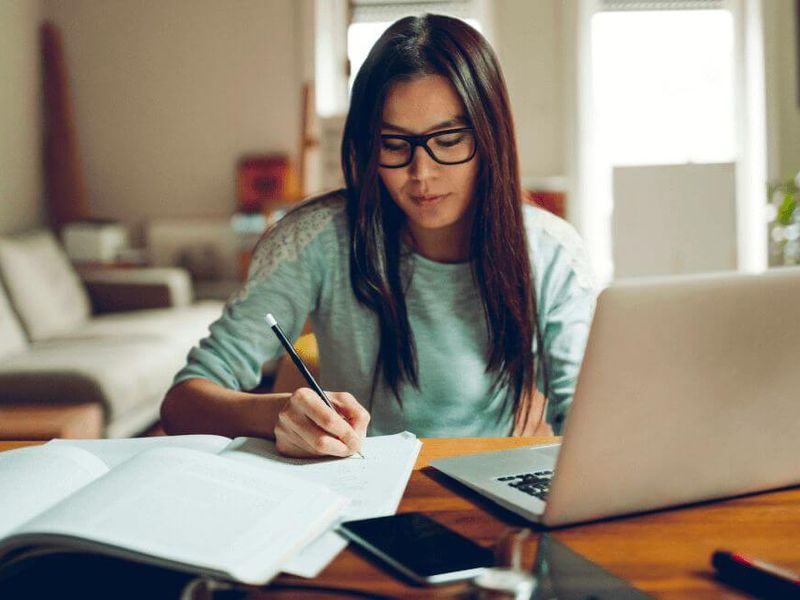 &iquest;Estudiar o trabajar? Razones por las que escoger cada opci&oacute;n